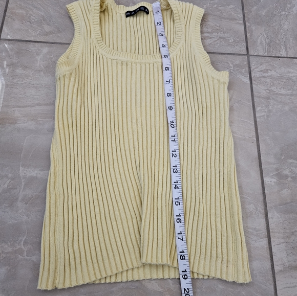 Magna yellow knit top size small - Picture 6 of 7